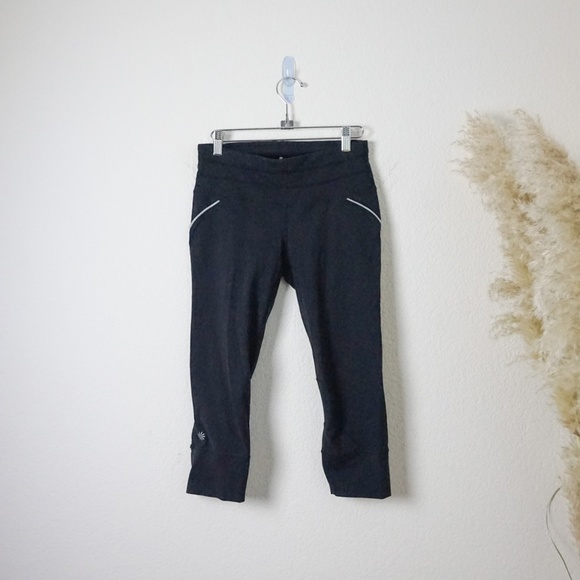 Athleta Pants - Athleta women's black 3/4 cropped workout leggings